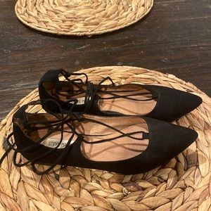 Steve Madden Black Suede Lace Up Flats in size 6